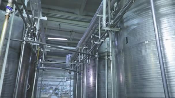 Stora Behållare Inom Livsmedelsindustrin Glänsande Metallbehållare Glassindustrin Industriell Inredning Livsmedelsproduktion — Stockvideo