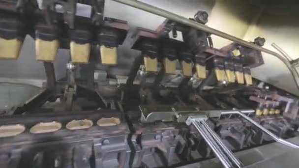 用于生产玻璃杯的输送机生产线 生产晶圆片杯的机器 烤华夫饼杯做冰淇淋 — 图库视频影像