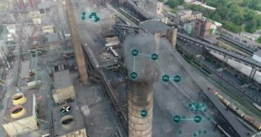 Atmosfere katı maddelerin salınımı. Çevresel kirlilik görselleştirme. Fabrika bacasından çıkan beyaz duman, tehlikeli bileşenlerin serbest bırakılmasını görselleştirme..