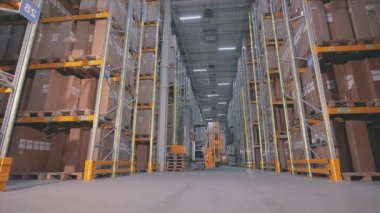 Depoda modern bir forklift. Modern teknolojilerin görselleştirilmesi. Grafikleri olan modern bir depoda forklift..