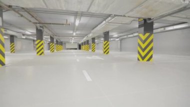 Boş yeraltı otoparkı. Modern boş yeraltı otoparkı. Parlak modern otopark.