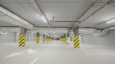 Boş yeraltı otoparkı. Modern boş yeraltı otoparkı. Parlak modern otopark.