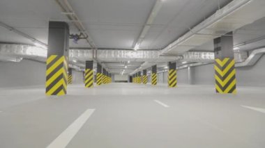 Siyah ve sarı sütunlu modern park yeri. Arabasız modern yeraltı otoparkı. Yeni modern ambalaj.