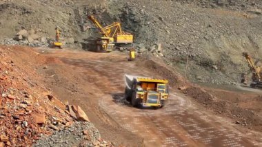 Grafik elementli çöp kamyonu. Çöp kamyonu taş ocağından geçiyor, bölge tarandı. Kömür madenciliğinde modern teknolojiler.