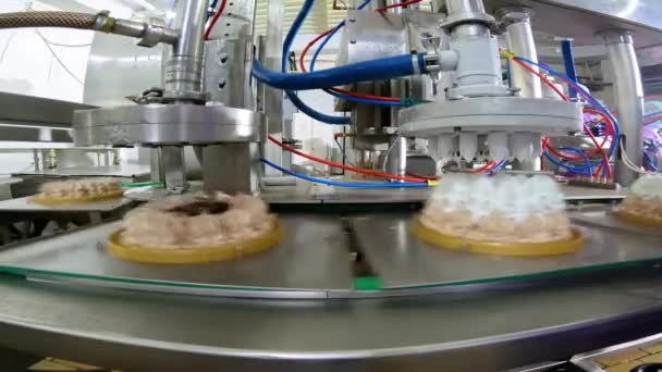 冰淇淋的自动化生产 用于制作冰淇淋蛋糕的自动传送机 冰淇淋从管子里挤出来很好 — 图库视频影像