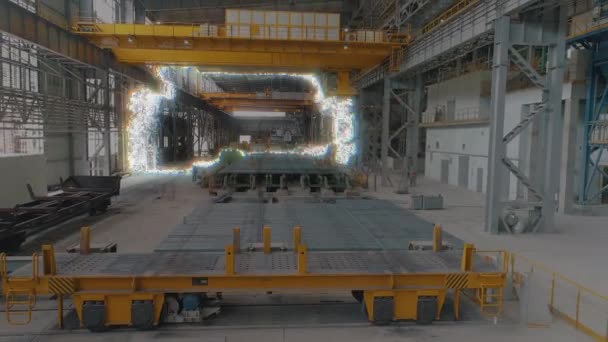 起重机梁在工厂车间 冶金车间的内部 冶金工厂概念的现代车间 — 图库视频影像