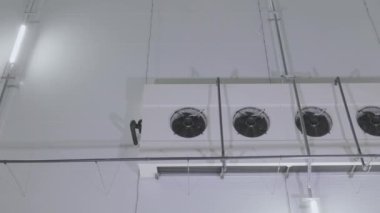 Soğutma sistemi stokta. Modern iklim sistemi bir bakkal deposunda. Sanayi soğutma sistemi.