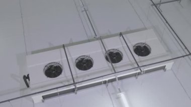 Soğutma sistemi stokta. Modern iklim sistemi bir bakkal deposunda. Sanayi soğutma sistemi.