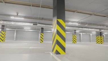 Boş yeraltı otoparkı. Modern boş yeraltı otoparkı. Parlak modern otopark.