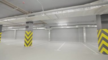 Boş yeraltı otoparkı. Modern boş yeraltı otoparkı. Parlak modern otopark.