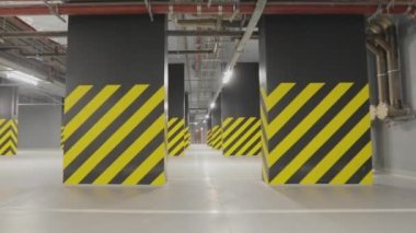 Siyah ve sarı sütunlu modern park yeri. Arabasız modern yeraltı otoparkı. Yeni modern ambalaj.