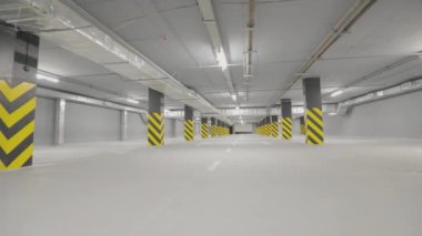 Boş yeraltı otoparkı. Modern boş yeraltı otoparkı. Parlak modern otopark.