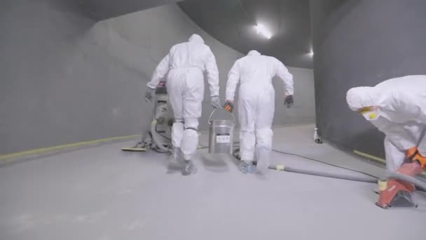 Δημιουργεί Ένα Αυτοεπιπεδούμενο Πάτωμα Στο Πάρκινγκ Χτίστες Κουβαλάνε Κουβά Εργοτάξιο — Αρχείο Βίντεο