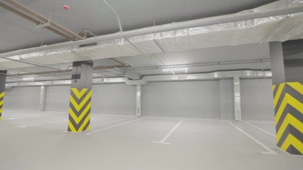 地下駐車場は空だ 近代的な空の地下駐車場 明るい近代的な駐車場 — ストック動画