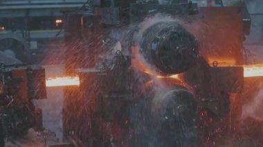 Taşıyıcı hattındaki sıcak metal. Kırmızı sıcak metal. Bir metalurji fabrikasında rulo metal üretimi.