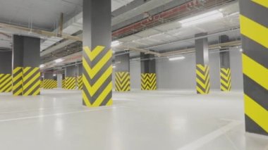 Siyah ve sarı sütunlu modern park yeri. Arabasız modern yeraltı otoparkı. Yeni modern ambalaj.