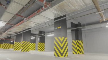 Boş yeraltı otoparkı. Modern boş yeraltı otoparkı. Parlak modern otopark.