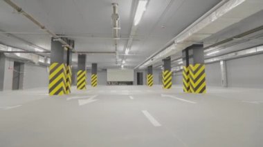 Boş yeraltı otoparkı. Modern boş yeraltı otoparkı. Parlak modern otopark.