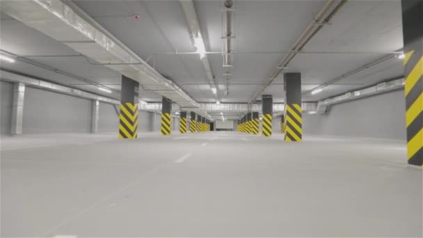 Современная Парковка Черными Желтыми Колоннами Современная Подземная Парковка Машин Новая — стоковое видео