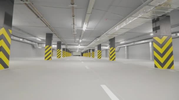 地下駐車場は空だ 近代的な空の地下駐車場 明るい近代的な駐車場 — ストック動画