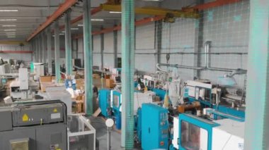 Modern bir fabrikanın atölyesi. Modern bir fabrikanın atölyesinde uçmak. Modern bir fabrikada yapay zekanın canlandırılması.