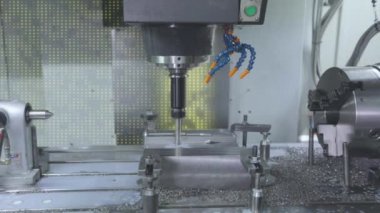 CNC makinesinde metal işleme. CNC makinesinde metal bir parça yaratmak. CNC makinesi bir metal parçası oluşturacak.
