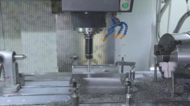 CNC makinesinde metal işleme. CNC makinesinde metal bir parça yaratmak. CNC makinesi bir metal parçası oluşturacak.