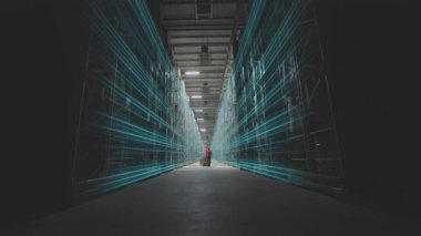 Modern Depo A çalışanı modern bir depoya giriyor. Modern bir deponun görüntüsü.