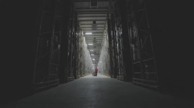 Modern Depo A çalışanı modern bir depoya giriyor. Modern bir deponun görüntüsü.