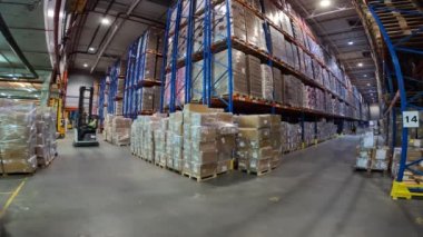 Fabrikadaki plastik filmlerdeki ürünlerin olduğu kutular. Özel bir makine kutuları polietilen filmle sarar.