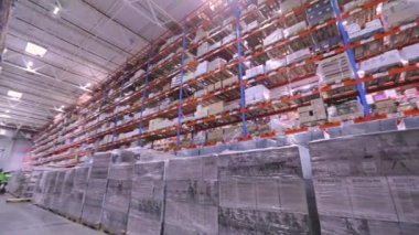 Modern depo. Endüstriyel iç. Fabrikada büyük bir depo..