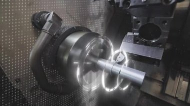 CNC makinesinde metal işleme. CNC makinesinde metal bir parça yaratmak. CNC makinesi bir metal parçası oluşturacak.