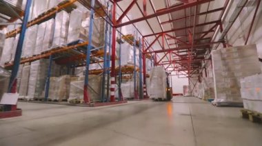 Forklift fabrikanın deposundan geçiyor. Modern depo. Fabrikada büyük bir depo. Depo çalışması.