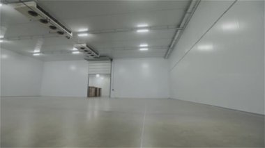 Modern gıda deposu. Yiyecek için modern depo. Boş soğuk hava deposu.