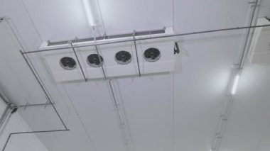 Soğutma sistemi stokta. Modern iklim sistemi bir bakkal deposunda. Sanayi soğutma sistemi.