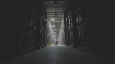 Depoda modern bir forklift. Modern teknolojilerin görselleştirilmesi. Grafikleri olan modern bir depoda forklift..