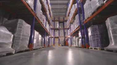Forklift fabrikanın deposundan geçiyor. Modern depo. Fabrikada büyük bir depo. Depo çalışması.