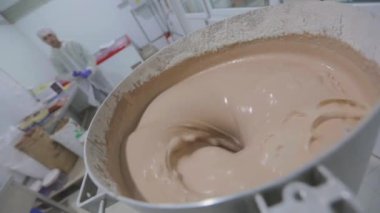 Waffle için hamur topluyorum. Waffle kabı pişirmek için hamur hazırlığı. Yiyecek üretimi. Fabrikada para kazanma süreci..
