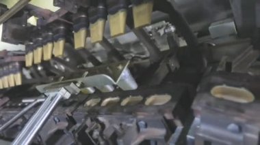 Waffle fincanı yapıyorum. Dondurma için gofret kabı üretimi. Waffle fincanı yakın plan.