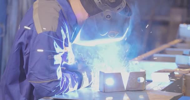 Muncitor Dintr Fabrică Sudează Structură Metalică Fabrica Sudor — Videoclip de stoc
