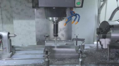CNC makinesinde metal işleme. CNC makinesinde metal bir parça yaratmak. CNC makinesi bir metal parçası oluşturacak.