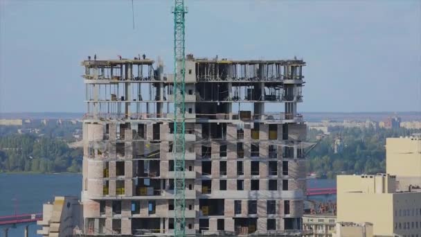 Arbeiten Auf Der Baustelle Eines Mehrstöckigen Gebäudes Arbeiter Bauen Häuser — Stockvideo