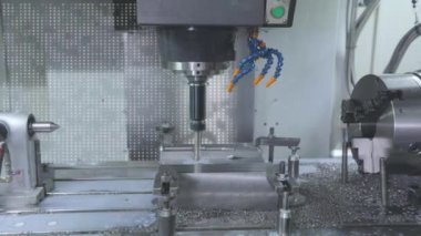 CNC makinesinde metal işleme. CNC makinesinde metal bir parça yaratmak. CNC makinesi bir metal parçası oluşturacak.