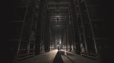 Modern Depo A çalışanı modern bir depoya giriyor. Modern bir deponun görüntüsü.