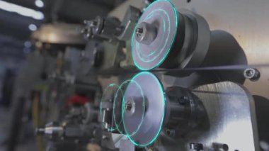 Mobilya fabrikasında otomatikleştirilmiş üretim hattı. Mobilya üretim süreci. Mobilya fabrikasında otomatik taşıma bandı.