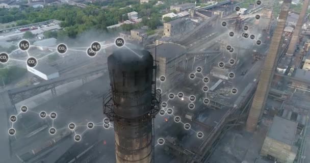 向大气中排放固体物质 环境污染可视化 工厂烟囱冒出的白烟 危险成分排放的可视化 — 图库视频影像