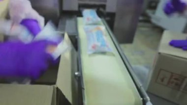 Dondurma üretimi. Otomatik dondurma üretimi. Otomatik dondurma üretim hattı.