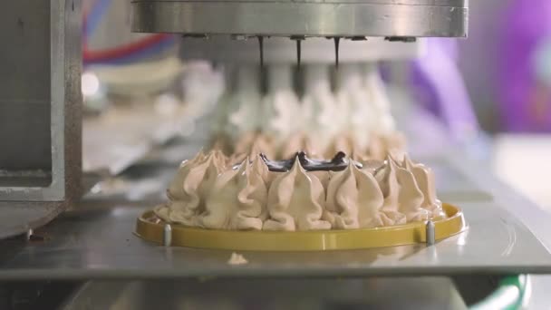 アイスクリームの自動生産 アイスクリームケーキを作成するための自動コンベア チューブから氷のクリームがよく絞り出された — ストック動画