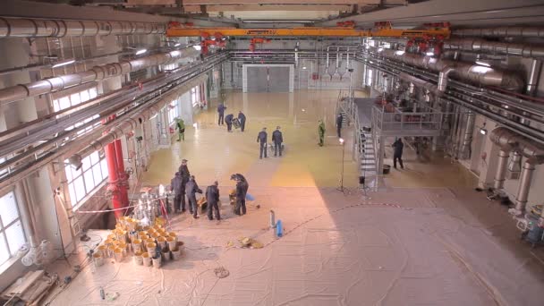 현장에서 일하는 사람들 공장의 바닥을 만든다 공장에서의 새로운 작업장 — 비디오
