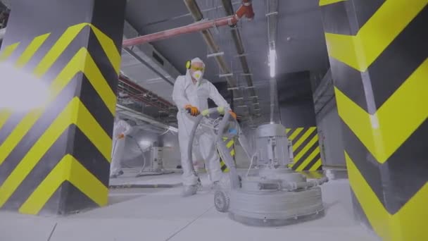 Bauarbeiter Polieren Den Boden Mit Spezialgeräten Betonoberflächenschleifen Bauarbeiter Auf Einer — Stockvideo